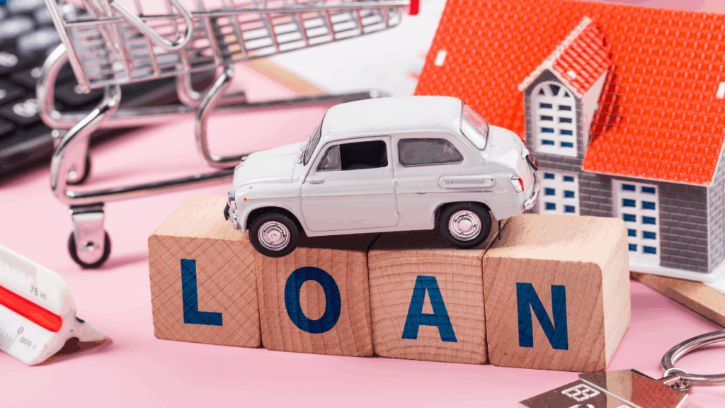 LOANと書かれた木製のブロックと車や家のオブジェ